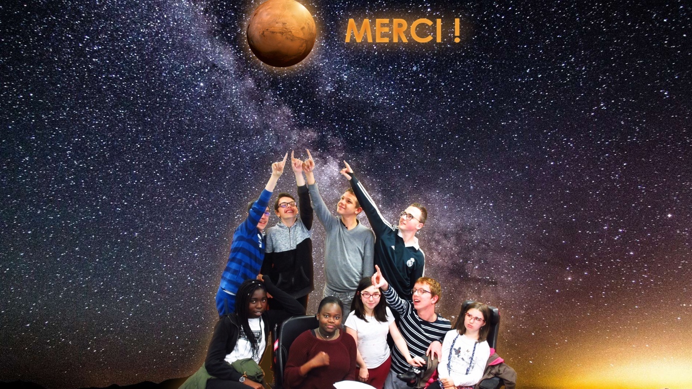 Les élèves de 4eme1 montrent la planète Mars en disant "Merci"